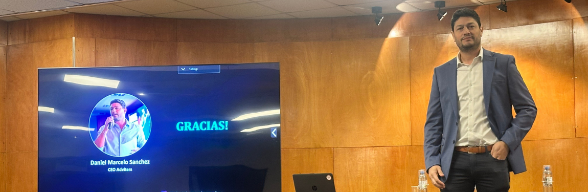 Daniel Sánchez, CEO de Adviters, durante su charla sobre inteligencia artificial y empleo en la Universidad de Belgrano